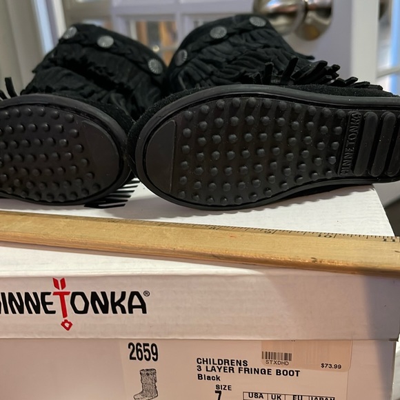 Minnetonka Children’s Suede 3-Layer Fringe Boot -Size 7 - Picture 3 of 7